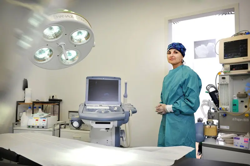 Cemile Ballnus in OP-Kleidung im Behandlungsraum
