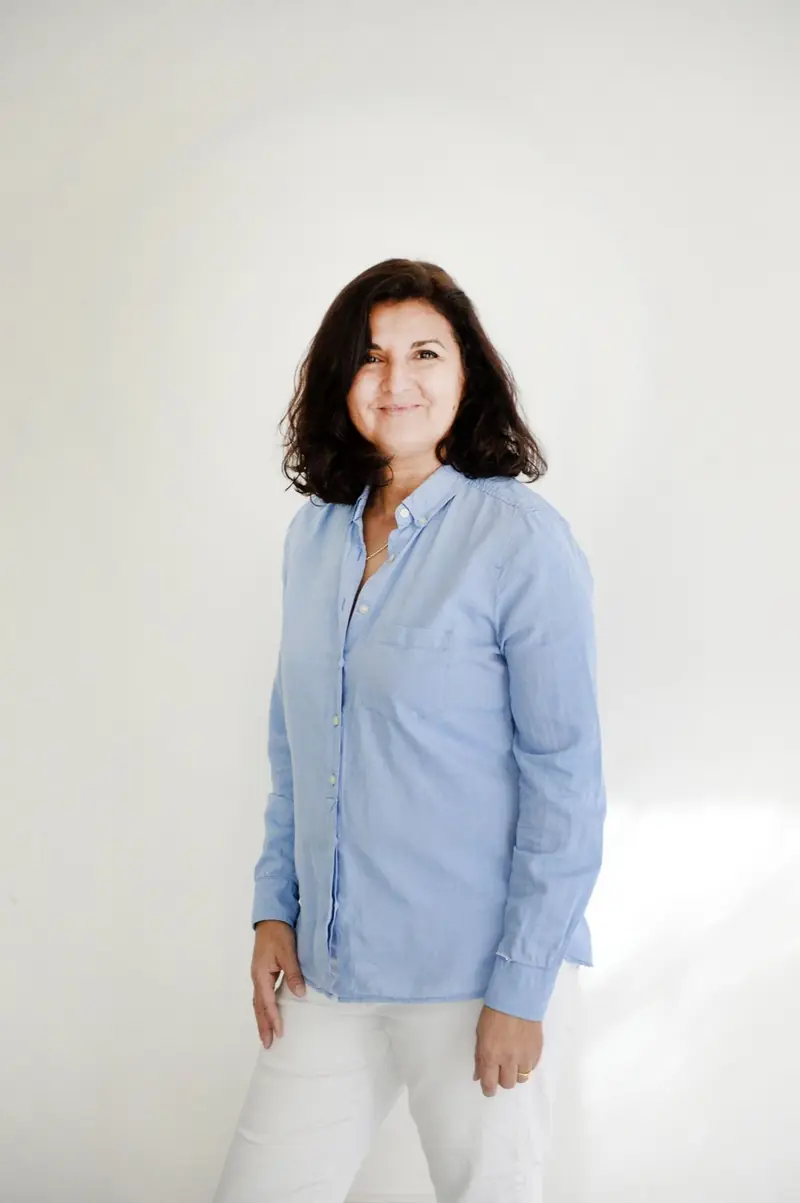 Cemile Ballnus in heller Bluse