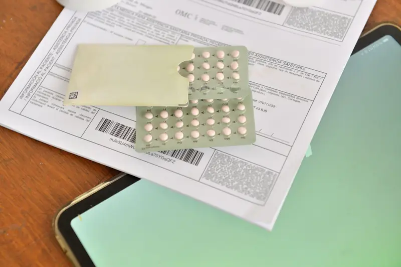 Rezept und Tabletten auf dem Tisch